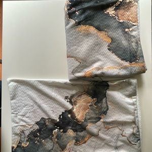 Marbled twin sized comforter and pillow case